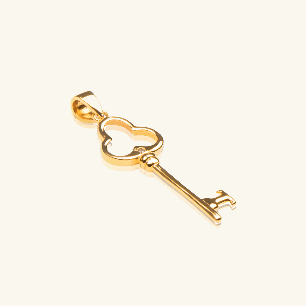 Clover Key Pendant, Handcrafted in 18k solid gold