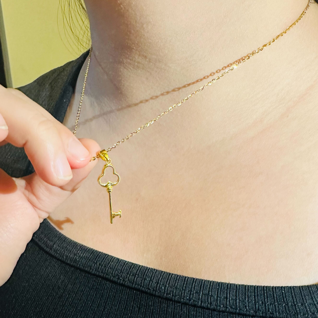 Clover Key Pendant, Handcrafted in 18k solid gold