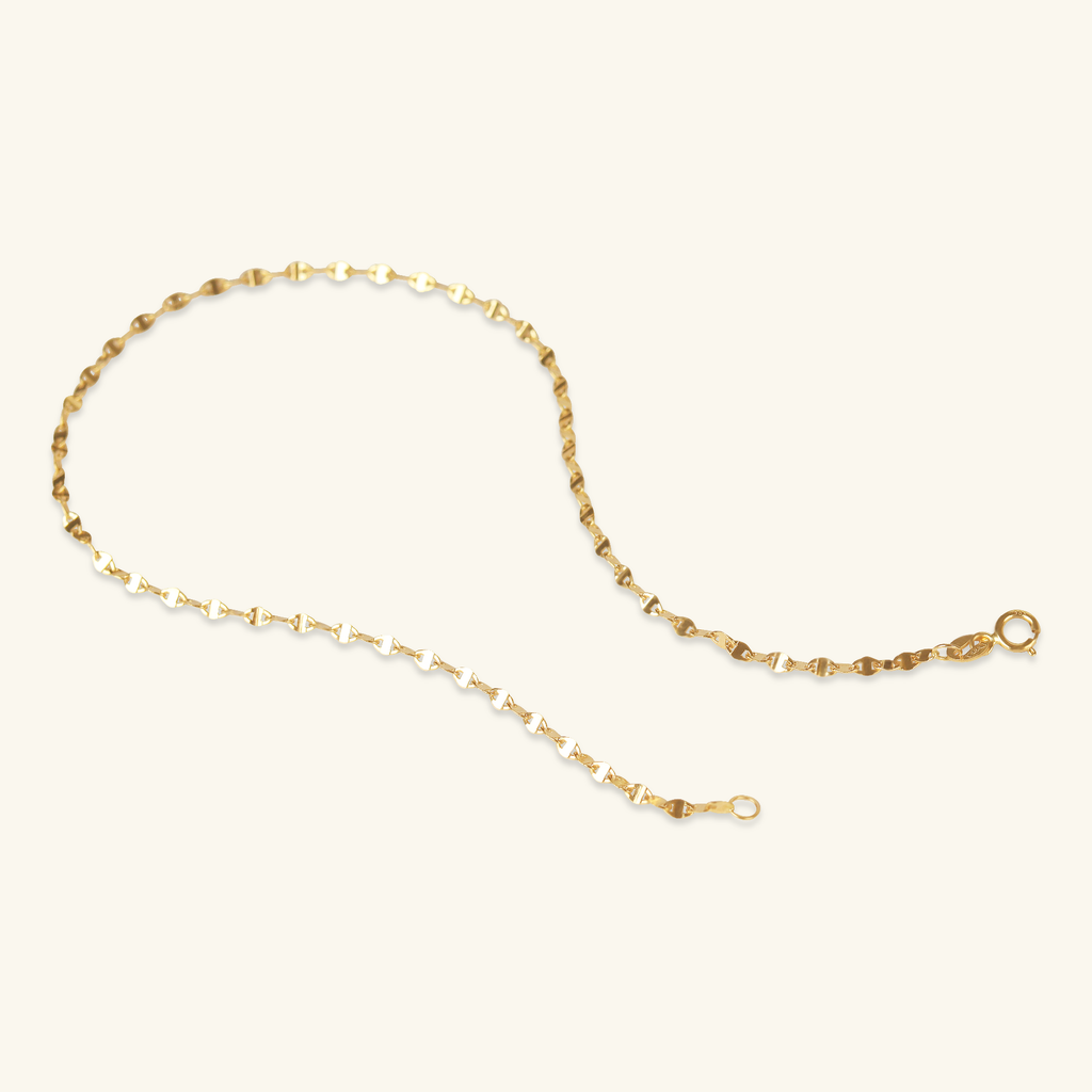 Close-up of Spring Lock on Anchor Chain Bracelet 14k gold – Foundry