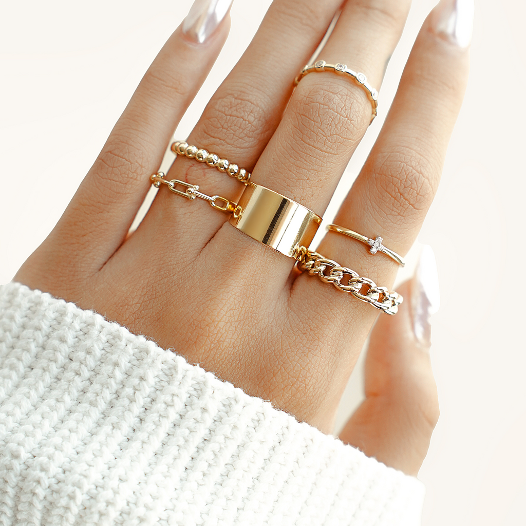 Beaded Link Ring 14k gold stacked on model finger– Foundry