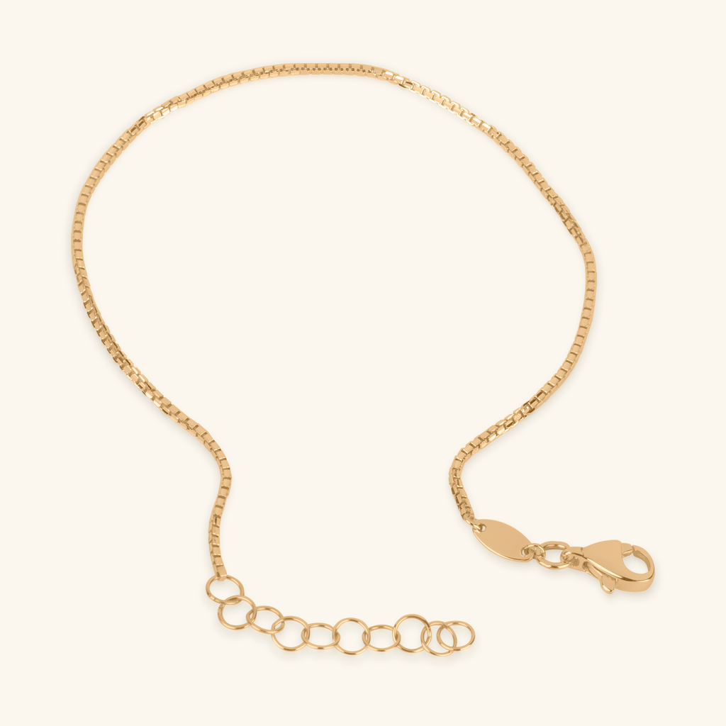 Close-up of lobster clasp on Bold Box Chain Bracelet 14k gold – Foundry