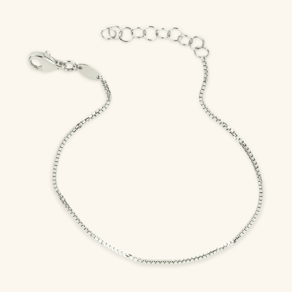 Close-up of lobster clasp on Bold Box Chain Bracelet 14k gold – Foundry