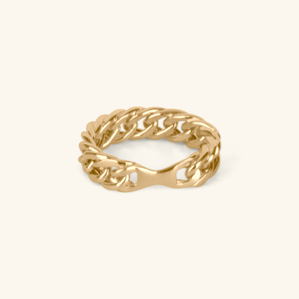 Close-up of on Bold Chain Ring 14k gold – Foundry