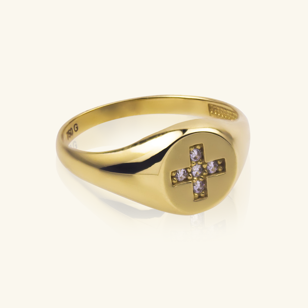Close-up of  Crossiing Signet Ring 18k gold – Foundry