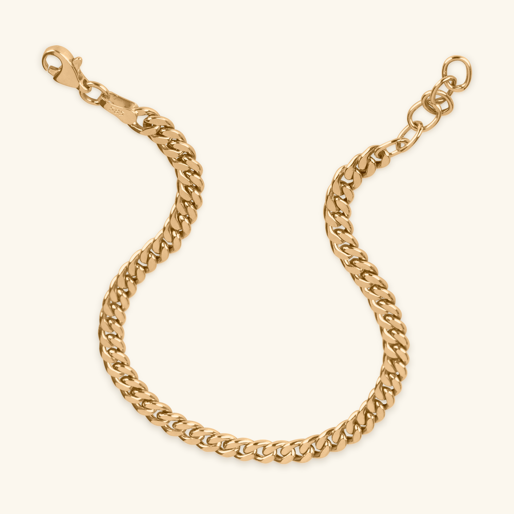 Close-up of lobster clasp on Curb Chain Bracelet 14k gold – Foundry
