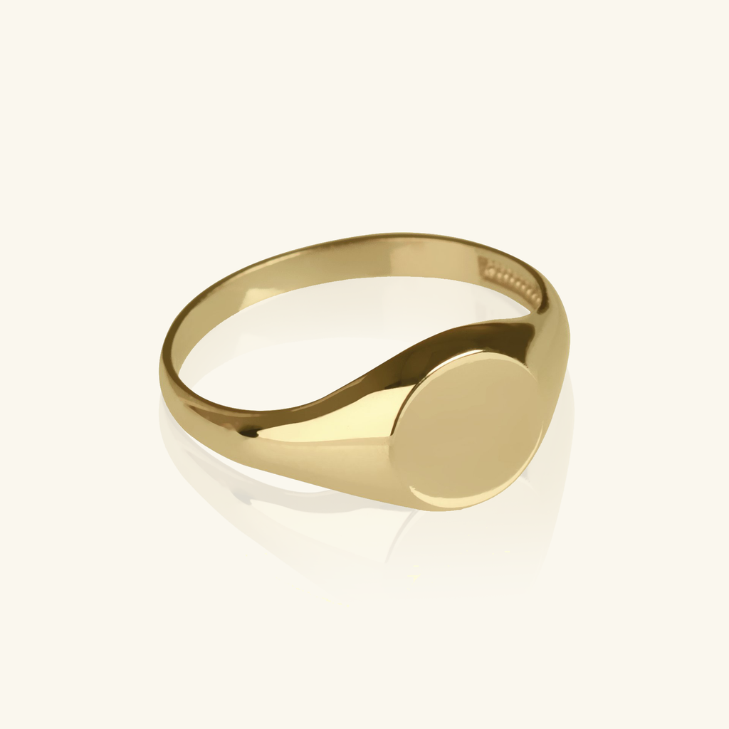 Close-up of Engravable Oxford Signet Ring 18k gold – Foundry