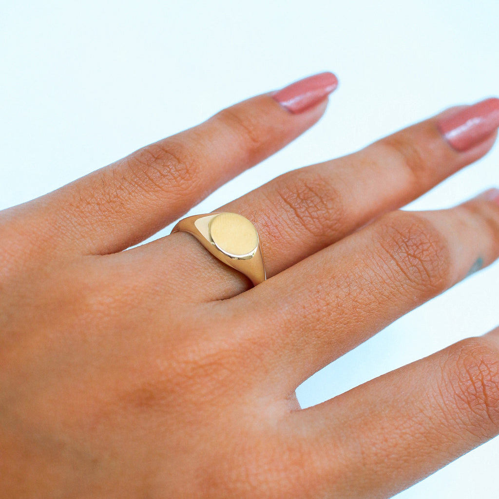 Engravable Oxford Signet Ring 18k gold stacked on model finger – Foundry