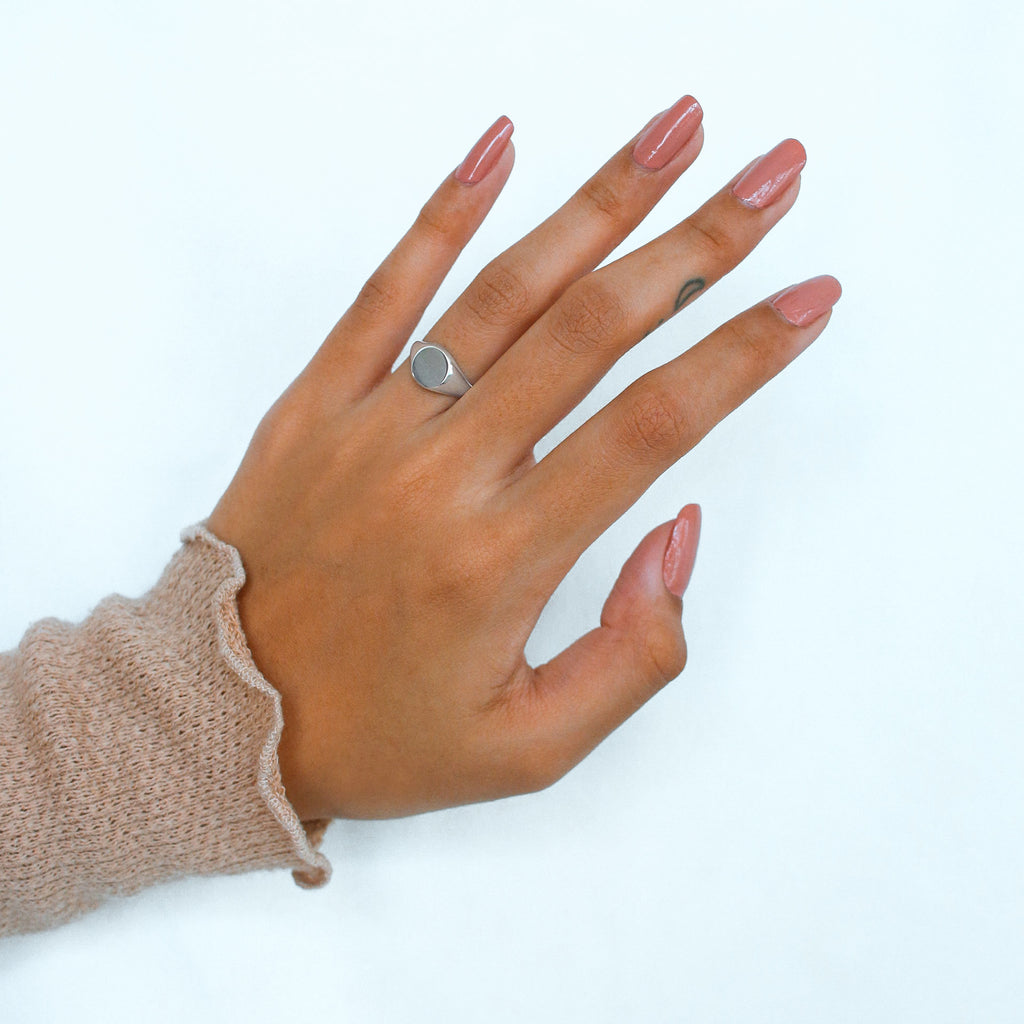 Engravable Oxford Signet Ring White Gold 18k gold stacked on model finger – Foundry