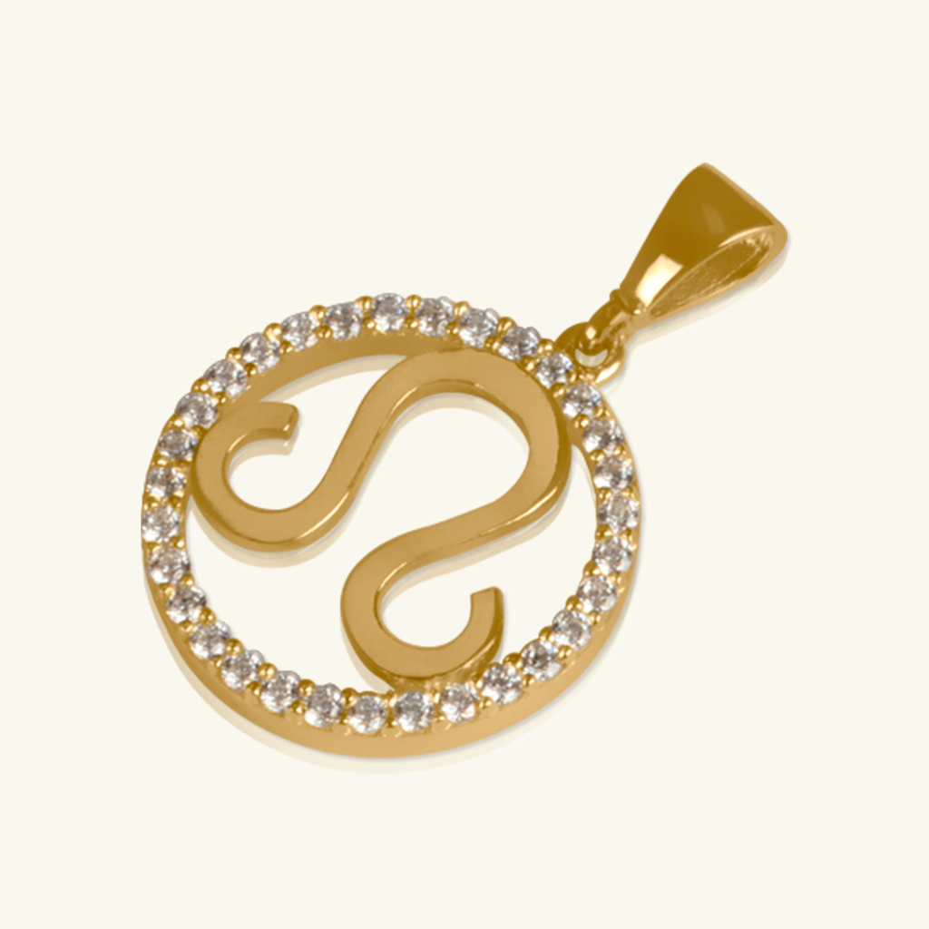 Close-up of Leo Pendant 14k gold – Foundry