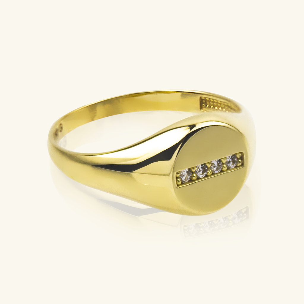 Close-up of  Line Signet Ring 18k gold – Foundry