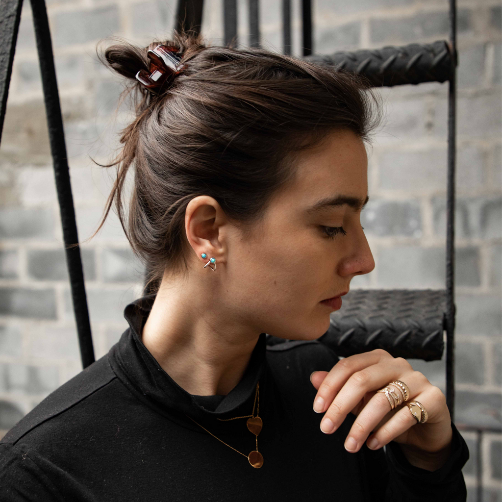 Solo Oxford Signet Ring 18k gold stacked on model finger – Foundry