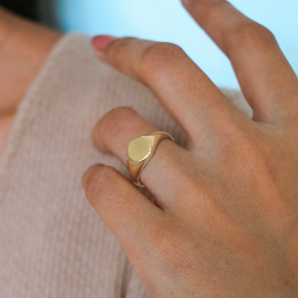 Engravable Oxford Signet Ring 18k gold stacked on model finger – Foundry