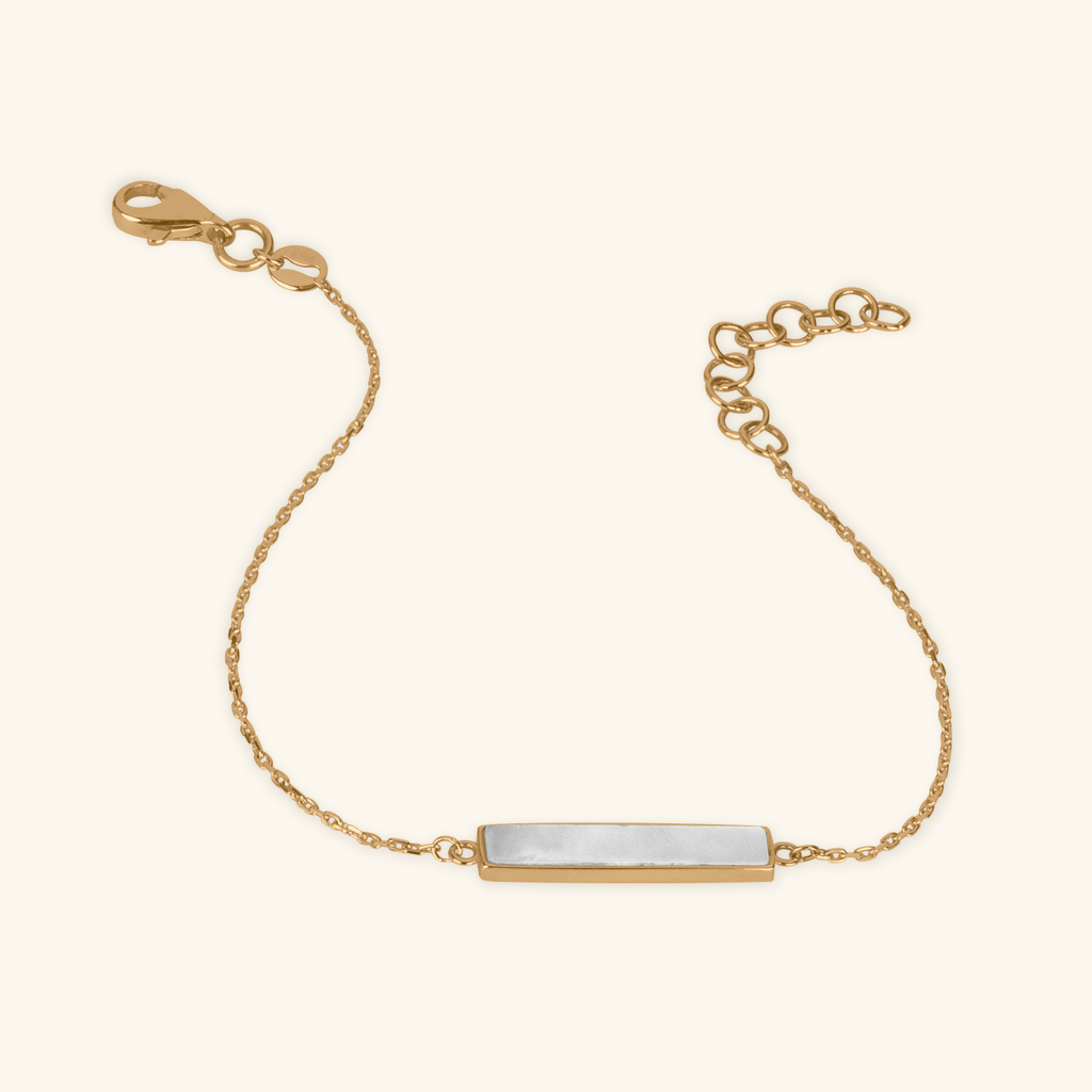 Close-up of lobster clasp on Mother of Pearl Bar Bracelet 14k gold – Foundry