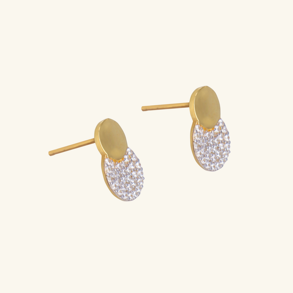 Close-up of push back post lock on Pave Dots Studs 18k gold – Foundry
