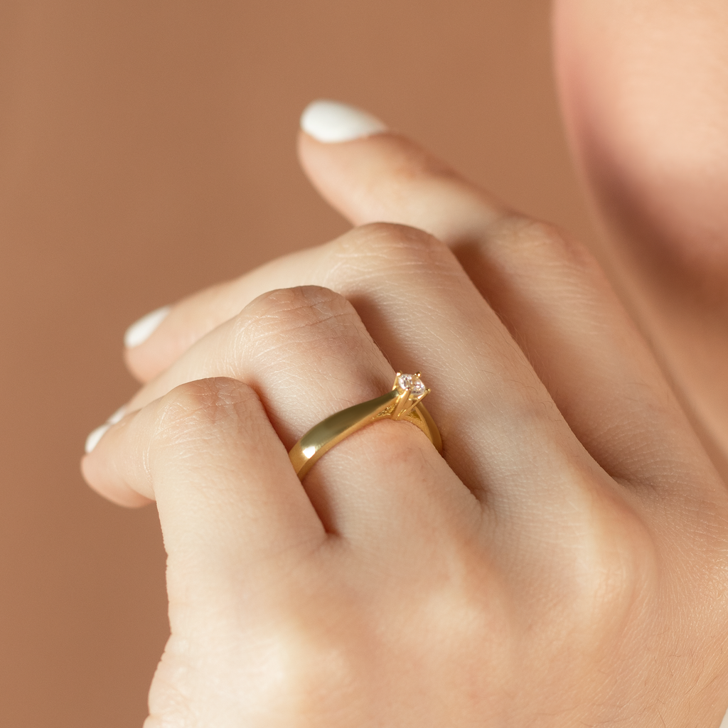Round Cut Ring 14k gold stacked on model finger – Foundry