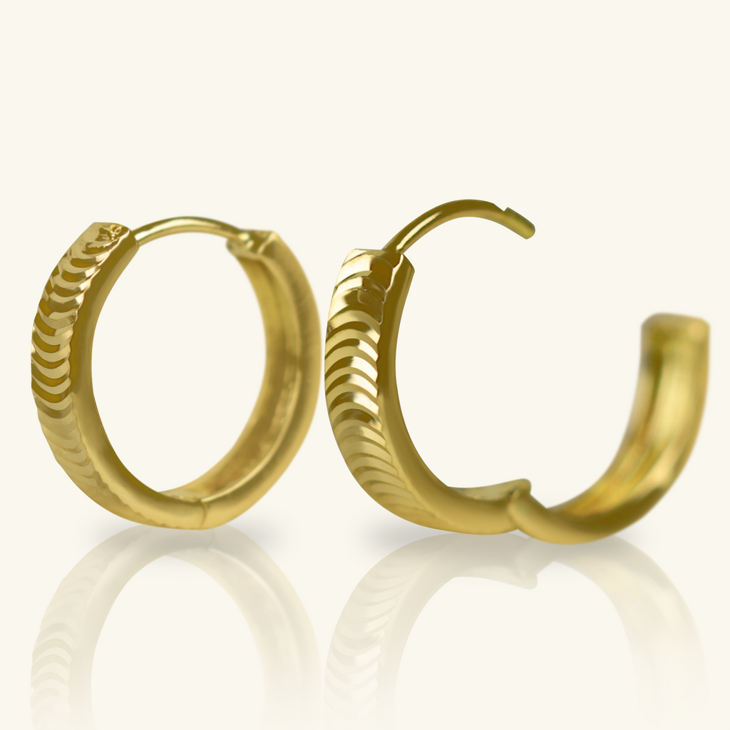 Close-up of saddle back on Scalloped Hoops 18k gold – Foundry