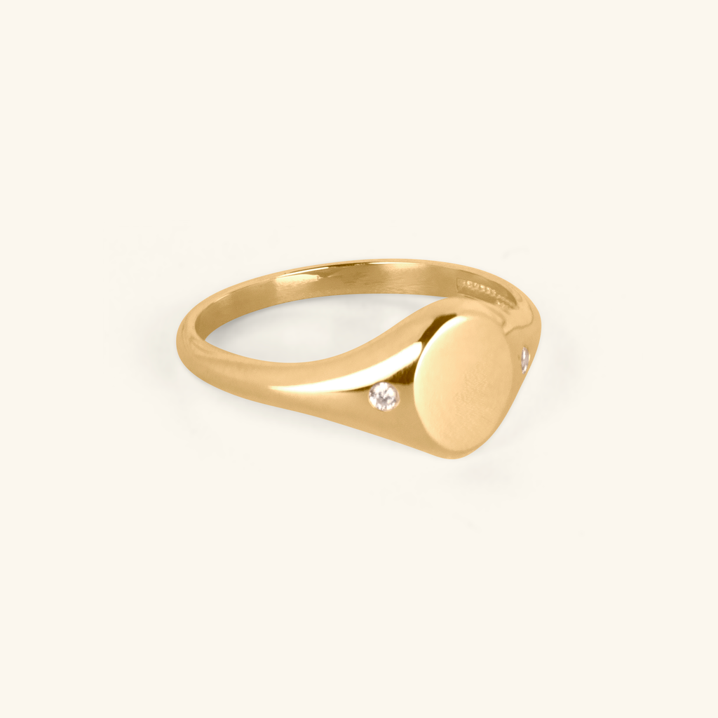 Close-up of Signet Ring 14k gold – Foundry
