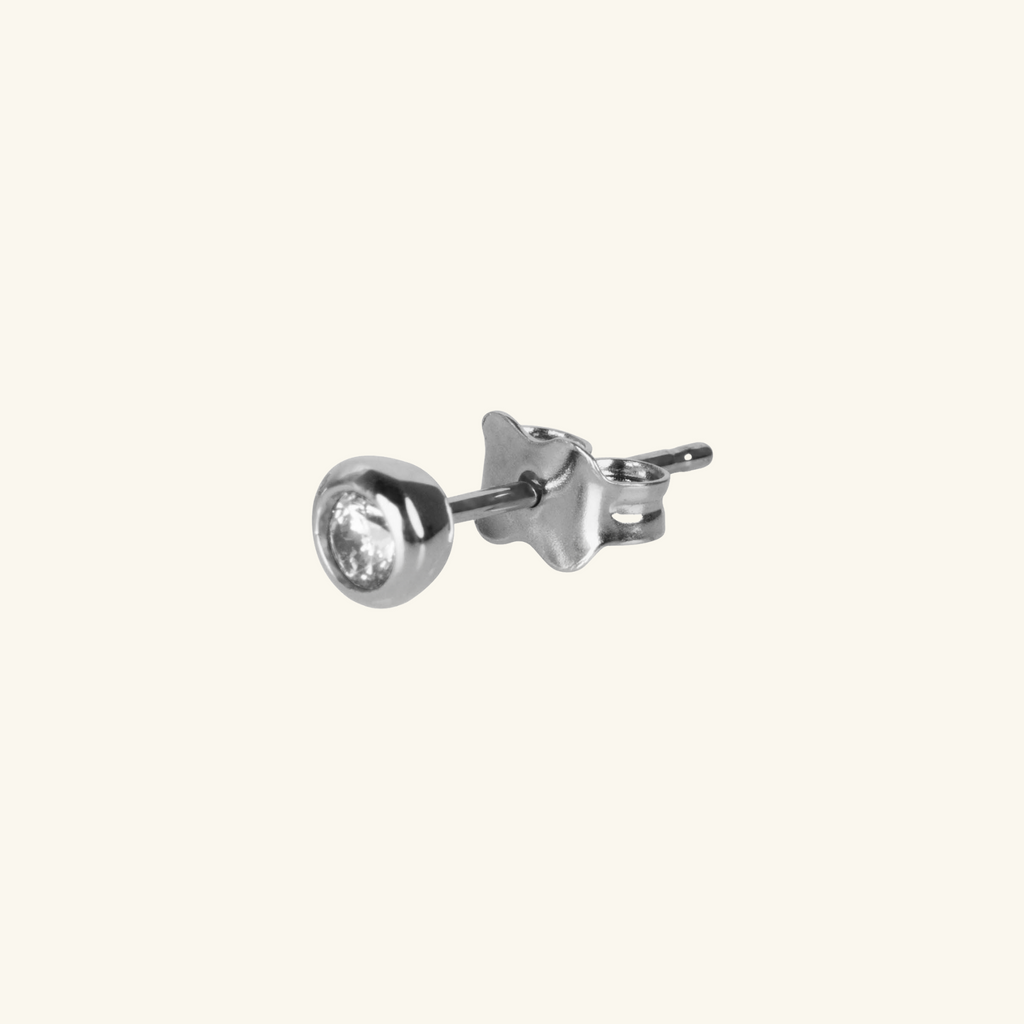 Close-up of push back post lock on Single Mini Essential Studs 18k white gold – Foundry