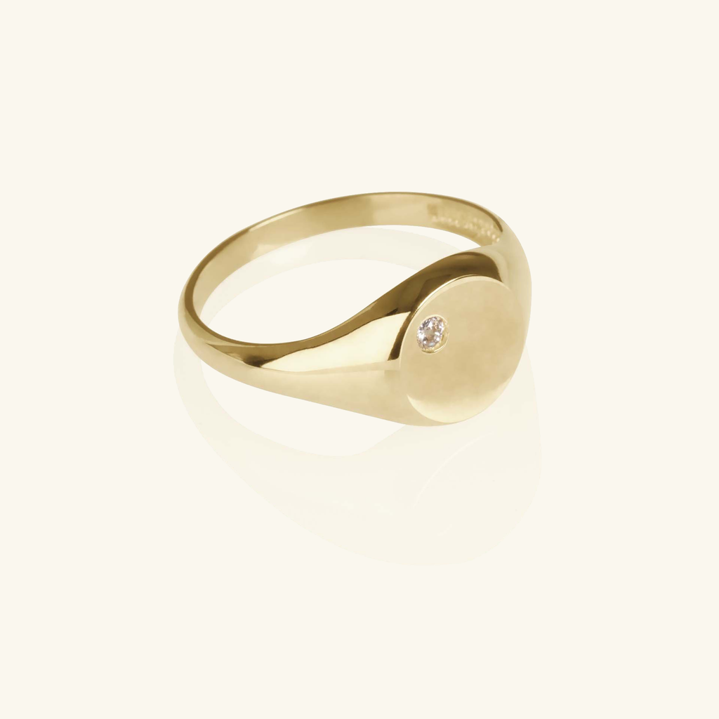 Close-up of Solo Oxford Signet Ring 18k gold – Foundry