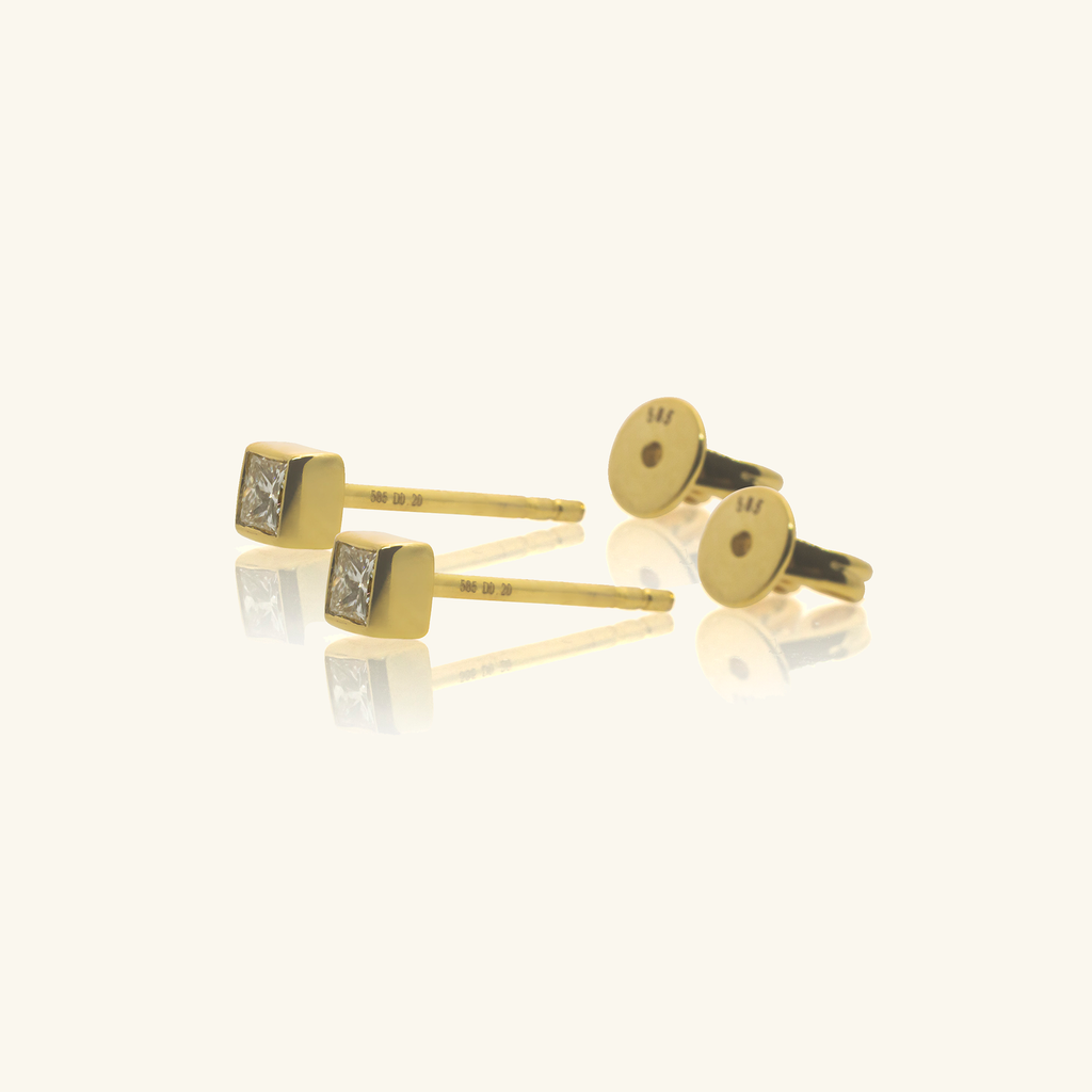 Close-up of Push back post lock clasp on Square Diamond Studs 14k gold – Foundry