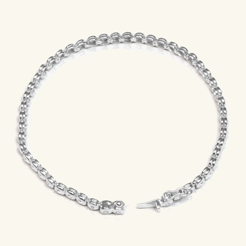 Close-up of lobster clasp on Tennis Bracelet White Gold 18k gold – Foundry