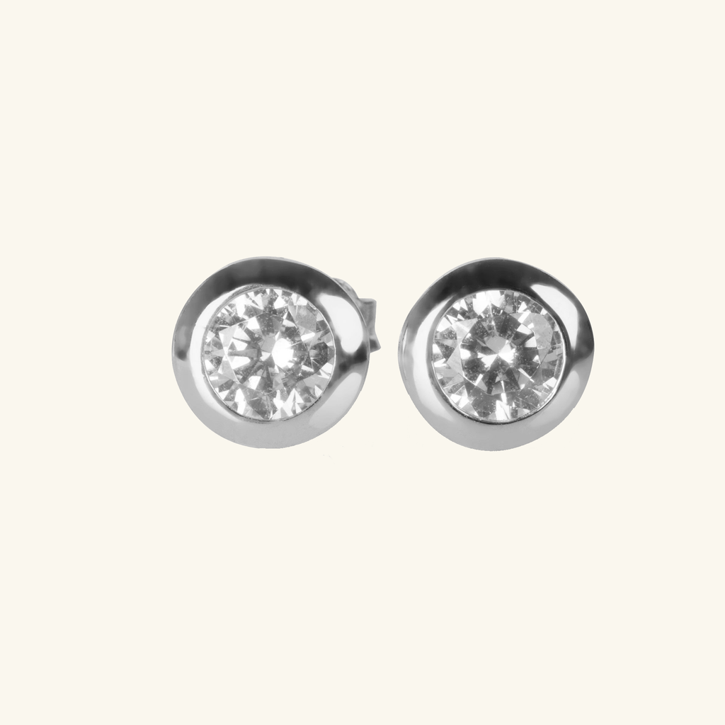 Essential Studs White Gold, Set in 18k solid gold