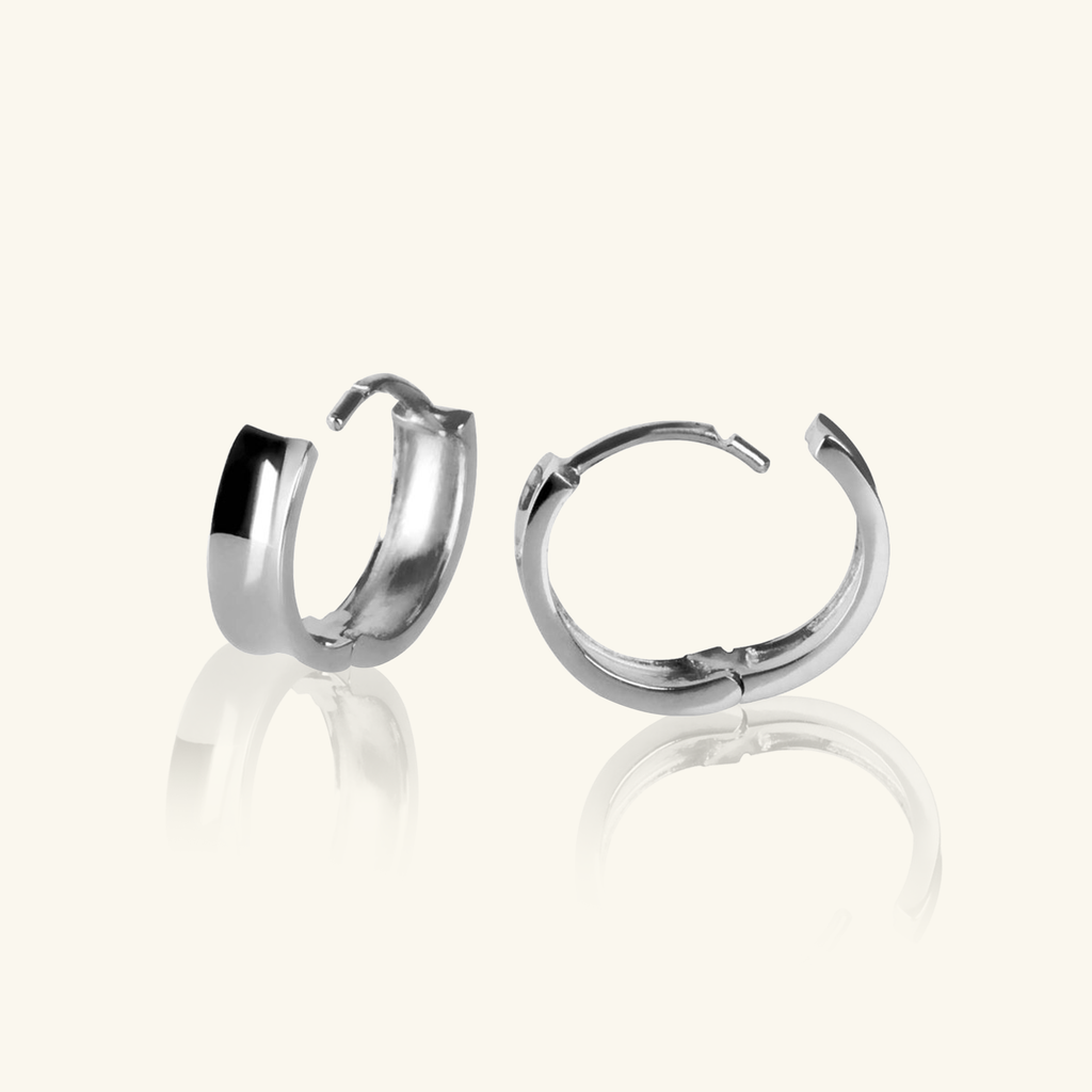Close-up of saddle back clasp on Bold Mini Hoop Earribgs 18k white gold – Foundry
